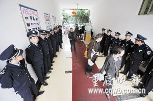 老物管未退新物管已來，小區兩群保安站崗困局